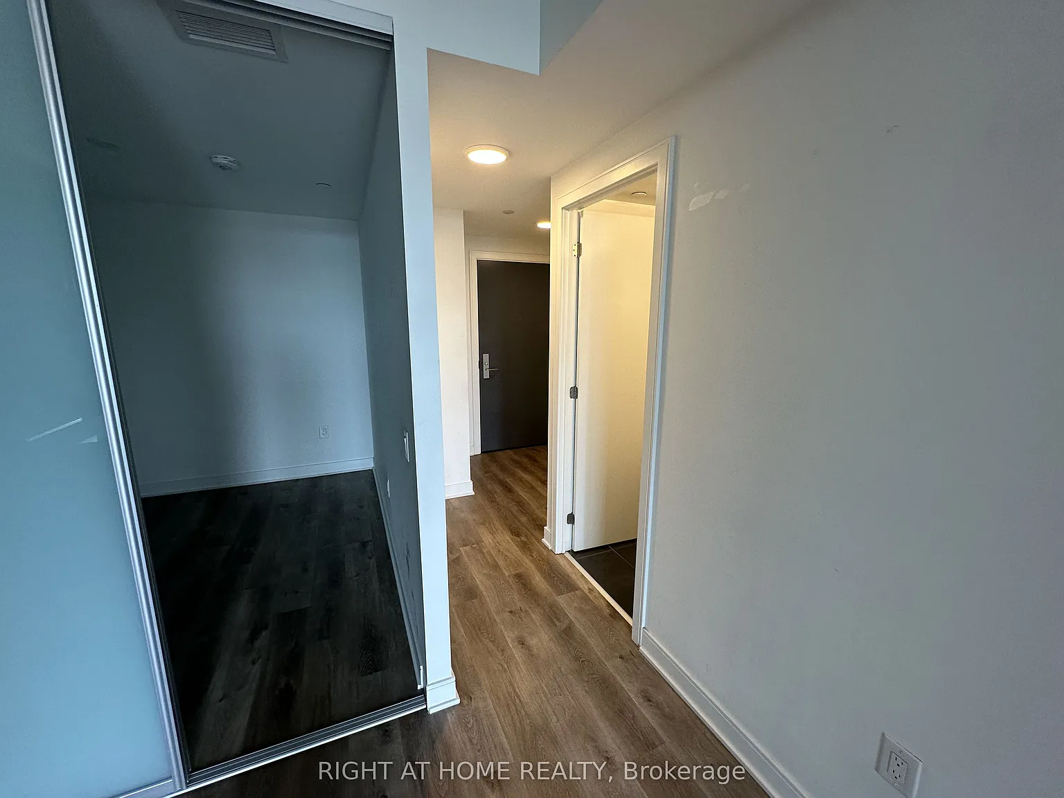 86 Dundas St E — Photo 3