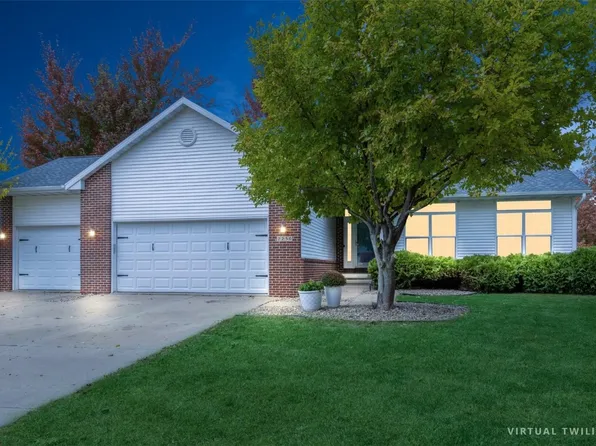 2250 Wolf Creek Trl, Hiawatha, IA 52233