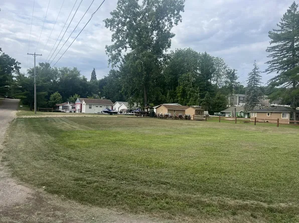 215 Gasoline Aly, Houghton Lake, MI 48629