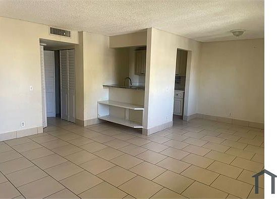 3rd image of 518 Meadows Cir #518