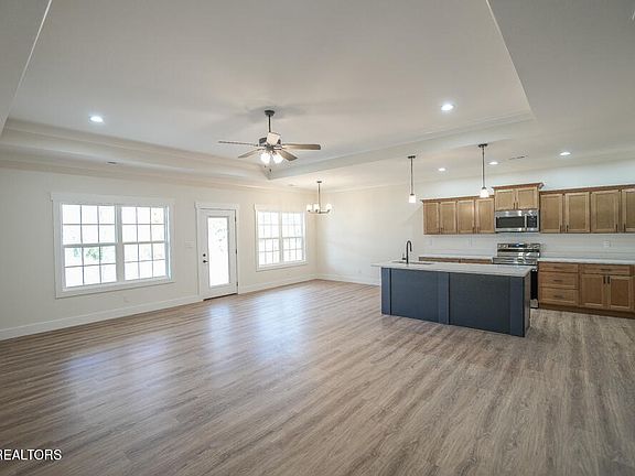 4th image of 806 Sunset Grove Ln