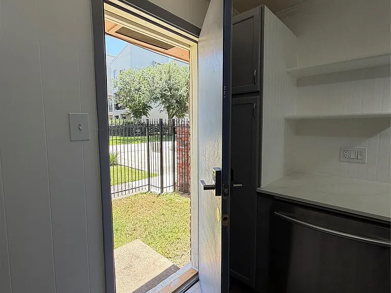 815 Waverly St — Photo 12