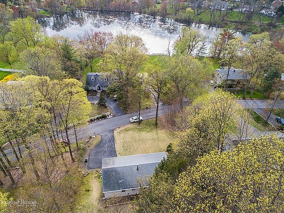 3rd image of 28 Woodbine Dr