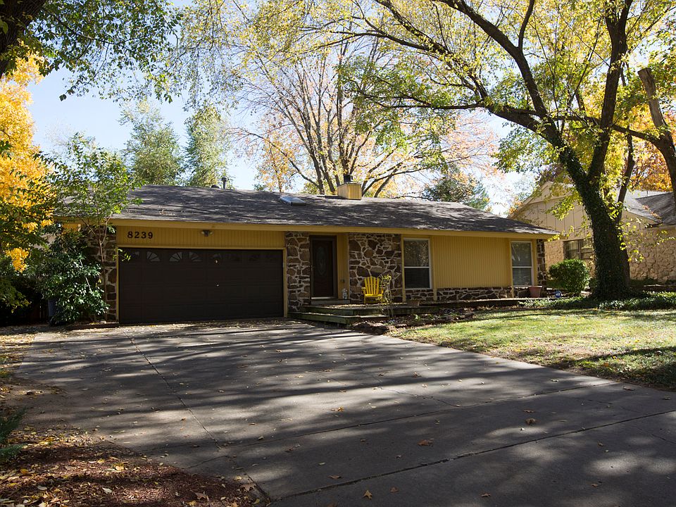 Charming like new, single story bungalow located in wonderful, established neighborhood in Jenks school system. Newly rebuilt from the foundation up in 2007.