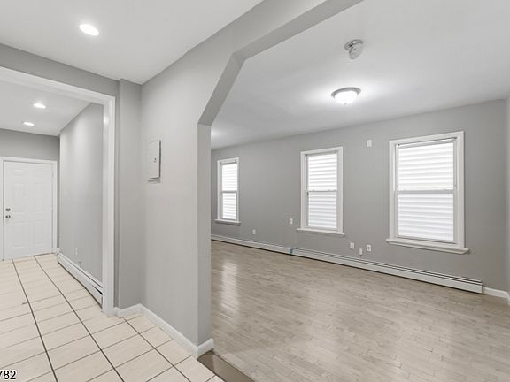 4th image of 318 Grove St