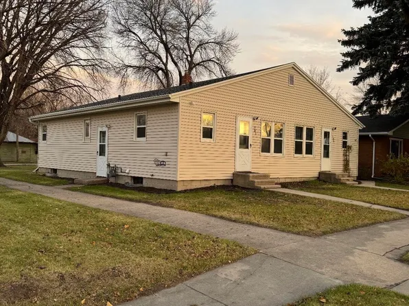 701 S 16th St, Grand Forks, ND 58201