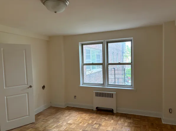 143-16 Barclay Ave #5B, Flushing, NY 11355