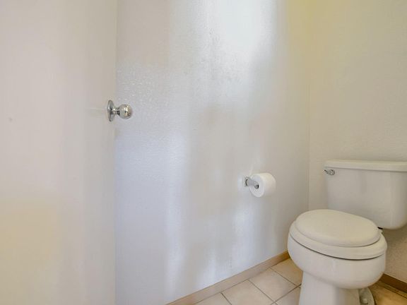 5th image of 389 Castlemaine Ct
