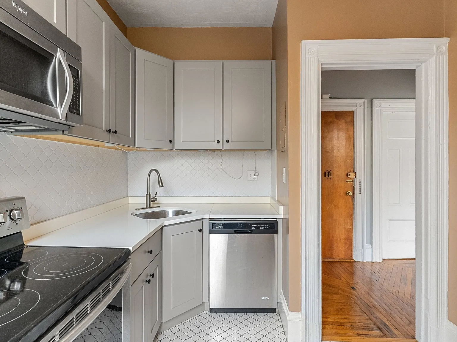 1 bed, 1.0 bath, 575 sqft, $3,250 — Photo 2
