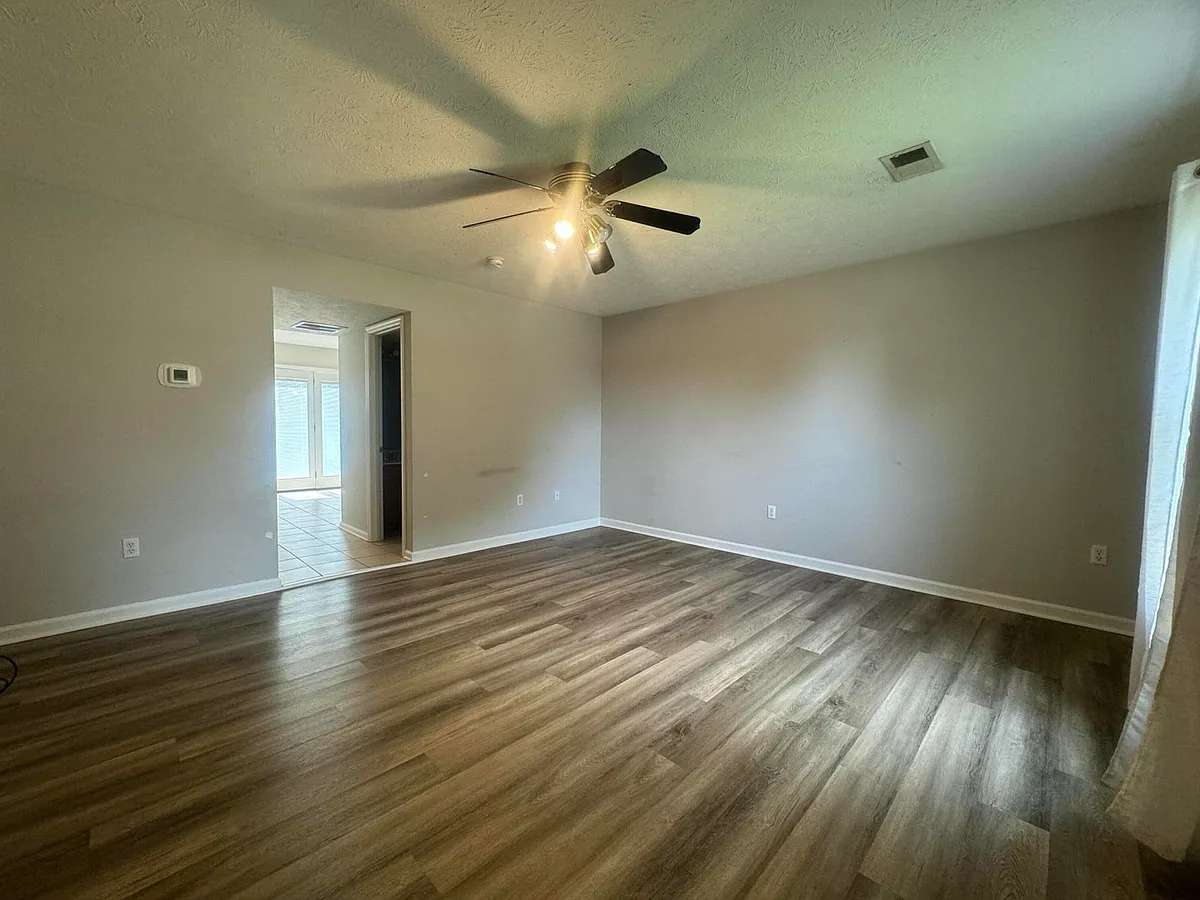 Building Photo - 125 Woods Trl