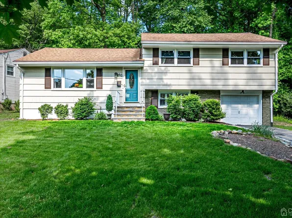 60 Brockton Ct, Metuchen, NJ 08840