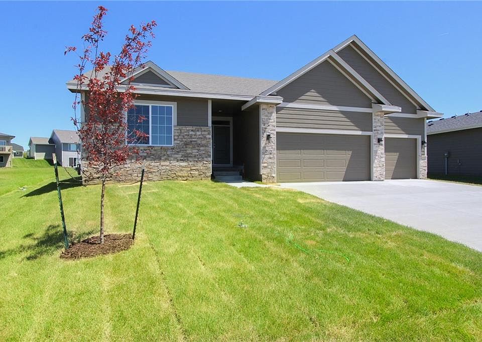 1st image of 325 NW Gracewood Dr