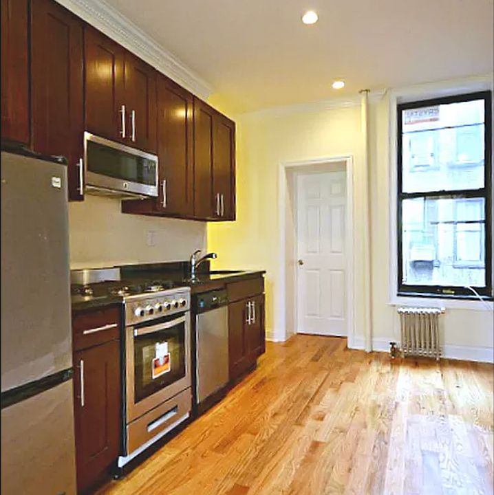 2nd image of 409 E 6th St APT 5A