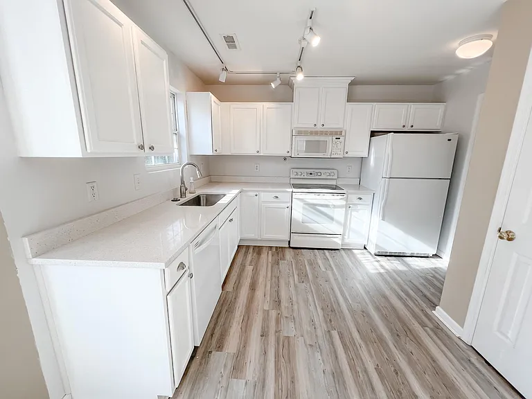 3501 Winslow Ct — Photo 6