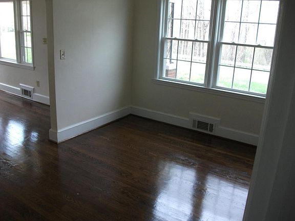 4th image of 620 Pell Ave