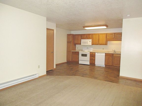 3rd image of 930-940 Linden Dr #940-204
