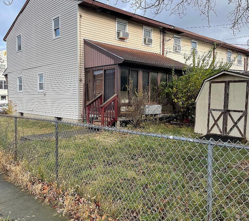 2nd image of 1404 E Pennsylvania St