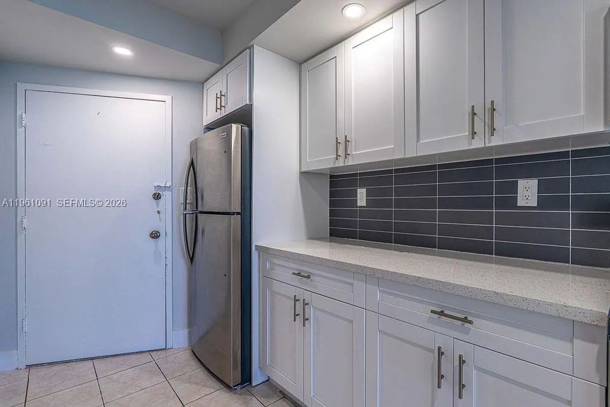 Building Photo - 5401 Collins Ave #919