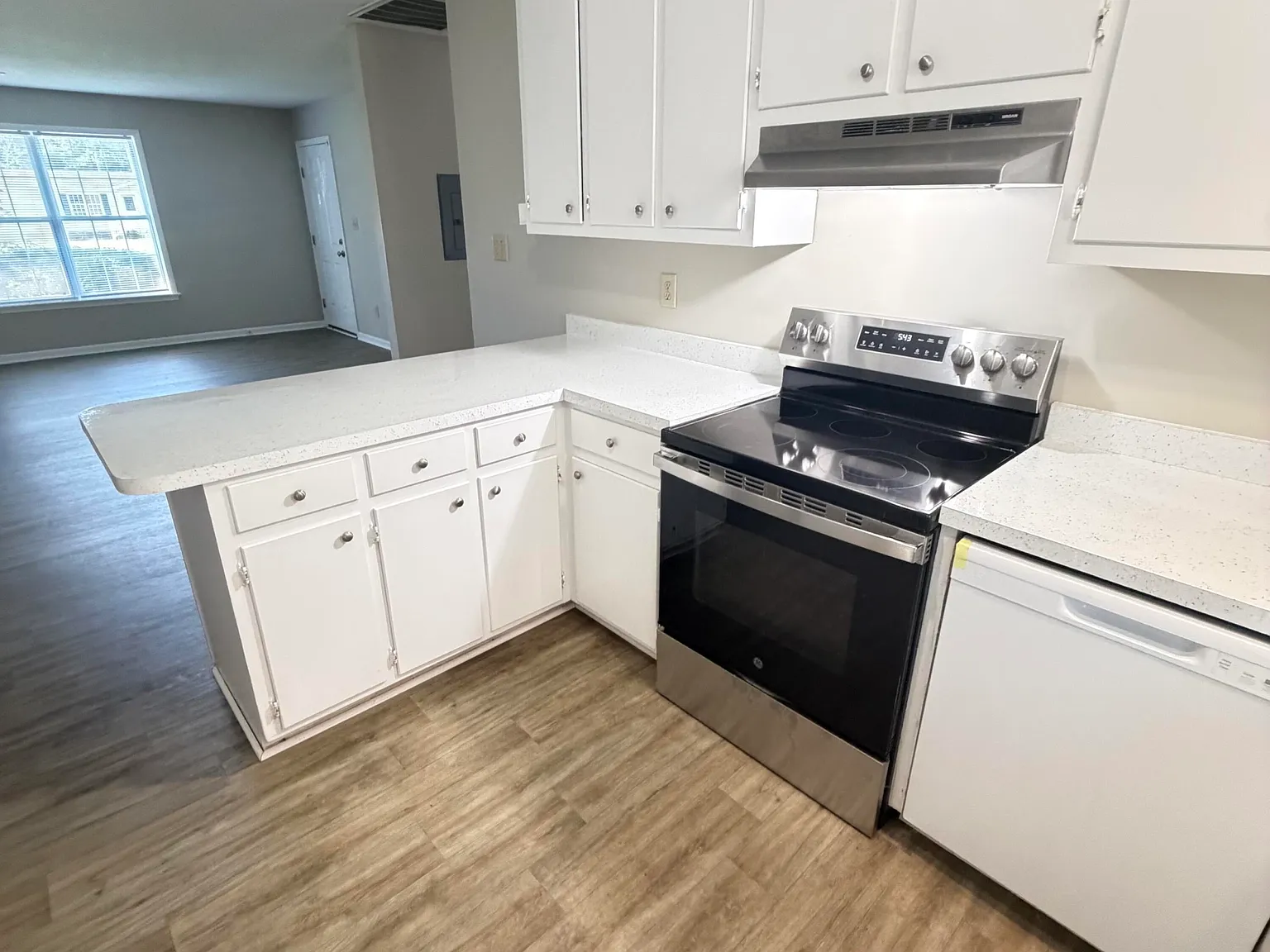 2 bed, 1.0 bath, $1,025 — Photo 4