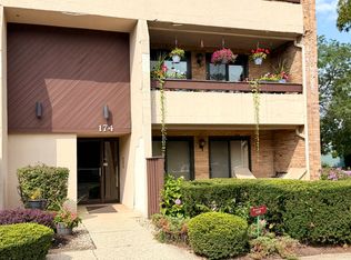 174 E Springbrook Dr APT 1B, Bloomingdale, IL 60108