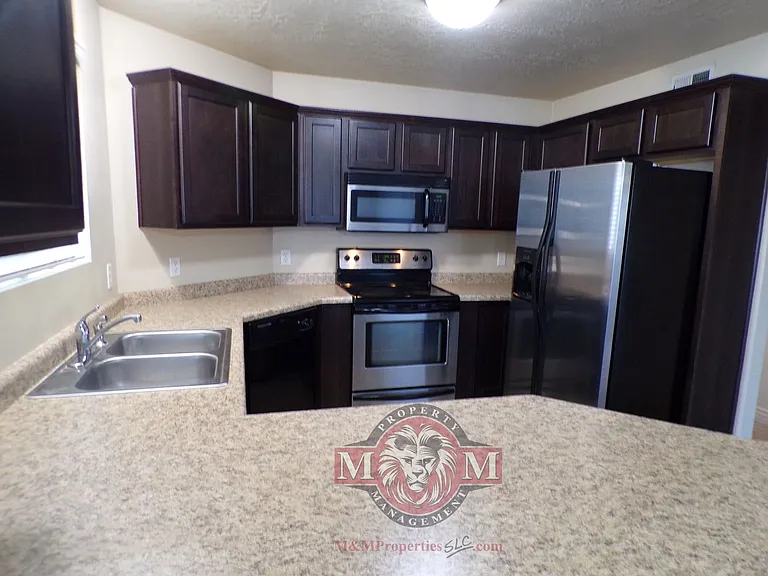 104 E Resaca Dr #E2 — Photo 6