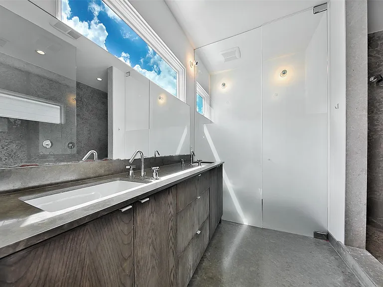 228 W 25th St — Photo 11