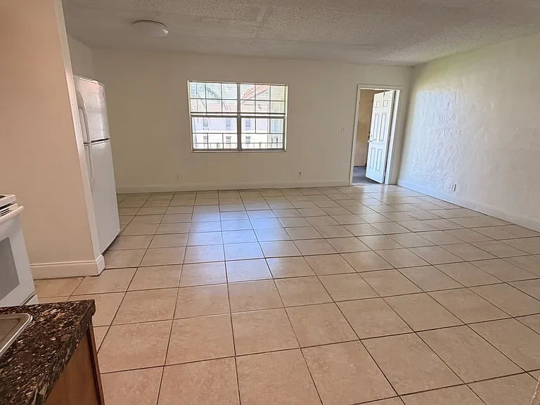 640 SW 9th Ct #11 — Photo 6