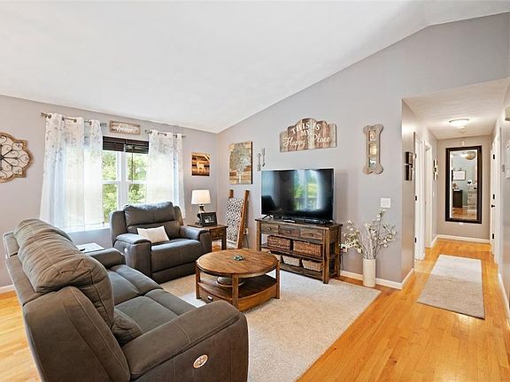 5th image of 43 Remington Farm Dr