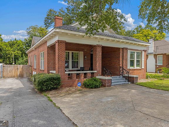 2nd image of 1240 Peacock Ave