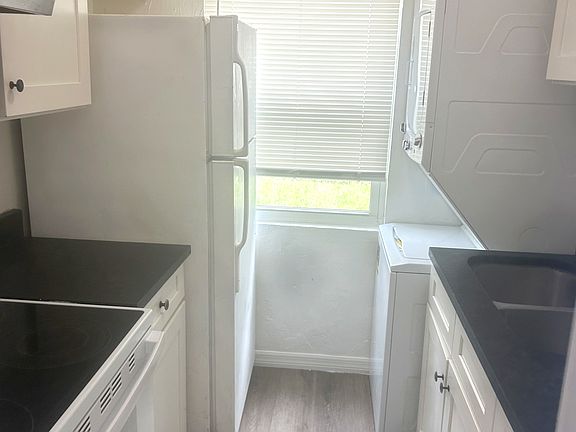 3rd image of 3304 Phyllis St APT 2