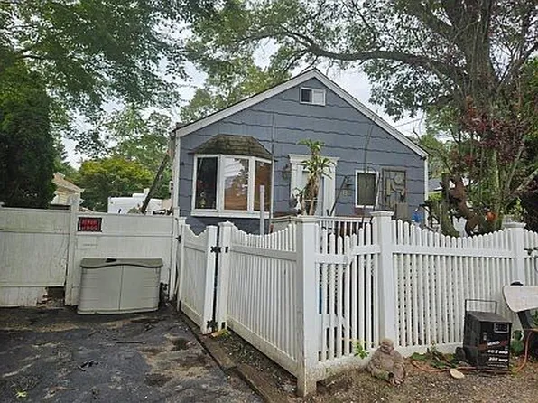 82 Elmwood Ave, Selden, NY 11784