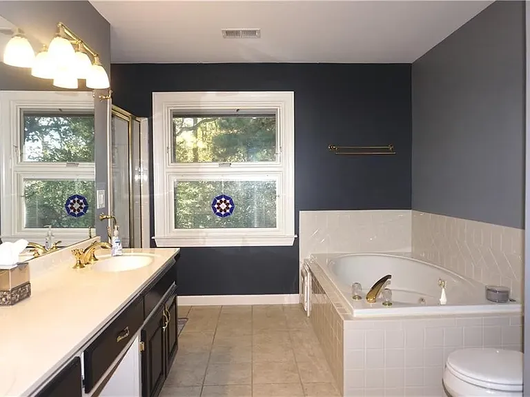 2438 Kings Arms Dr — Photo 24