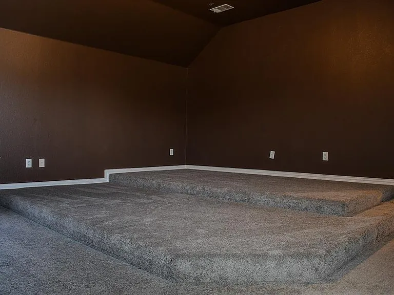 409 Royal Crest Dr — Photo 22