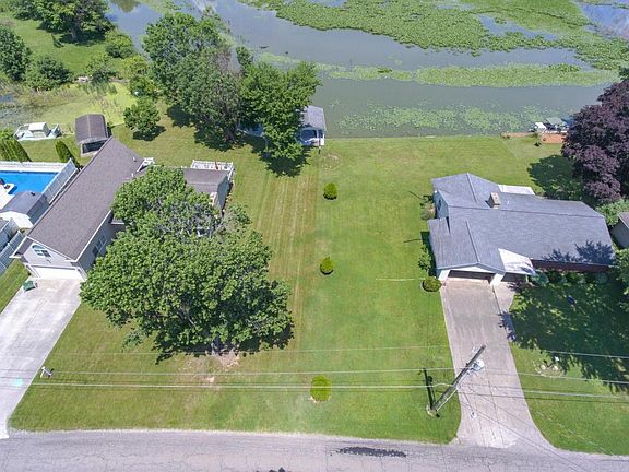 3rd image of 742 Lakeshore Dr W