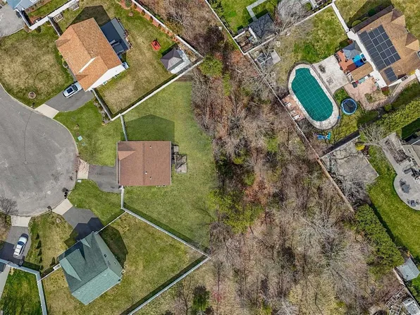 42 Chauncey Lane, Coram, NY 11727