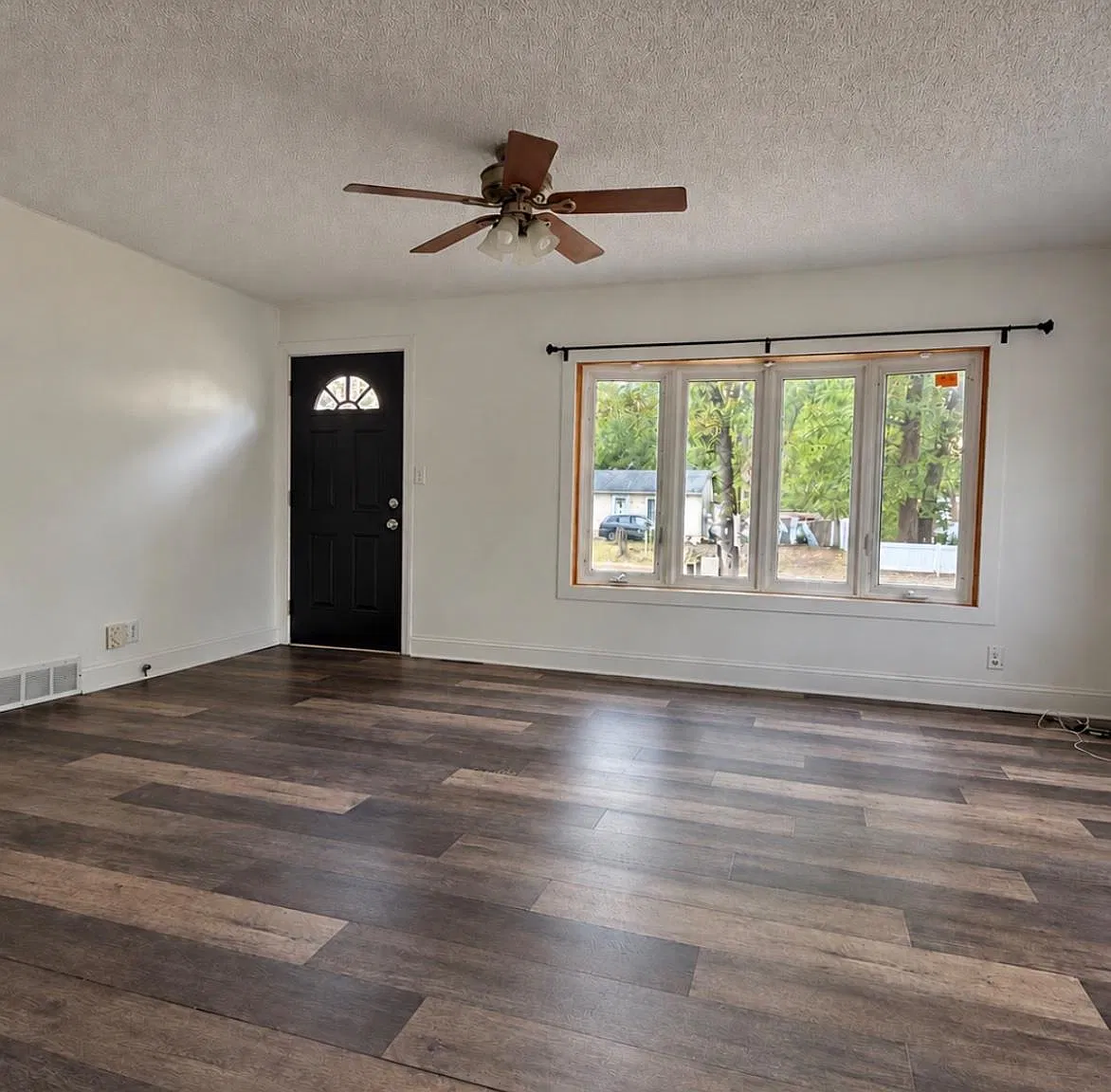 3 bed, 1.0 bath, 1288 sqft, $2,300 — Photo 3