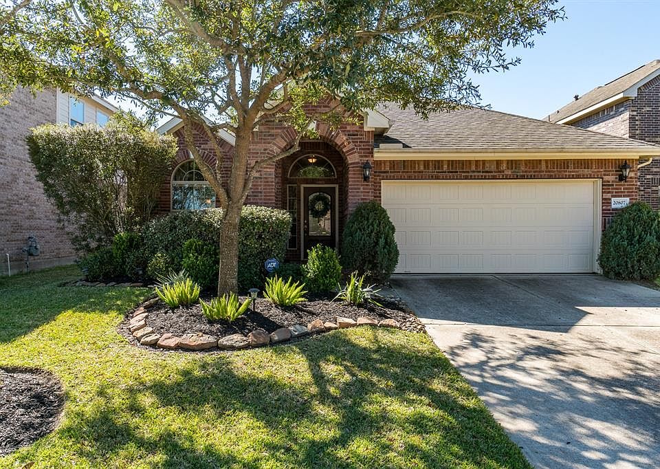 Fabulous 1-story Lennar home tucked away on a quiet street in the master planned community of Fairfield.