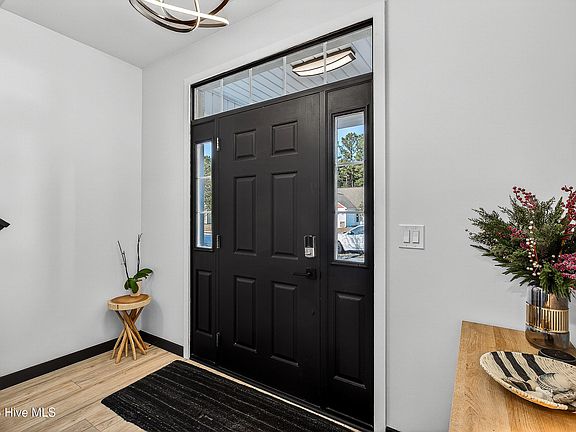 5th image of 305 Hidden Oaks Drive