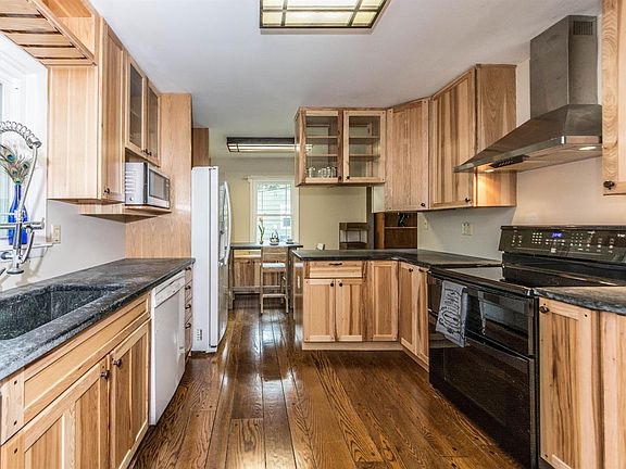 3rd image of 686 Ironwood Dr