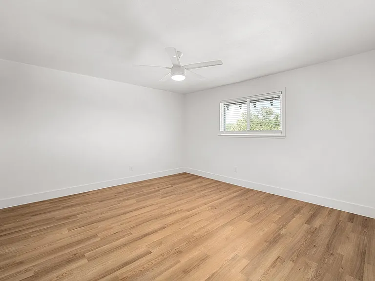 CrestHaus Apartments — Photo 12