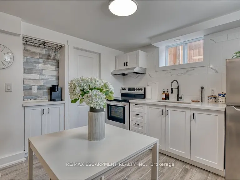 239 Cloverdale Ave E #LOWER — Photo 9