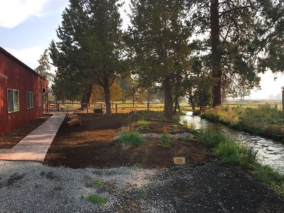 Quiet creekside patio to enjoy breakfast or wine after a long day