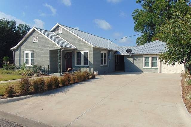 1st image of 124 S Avenue G