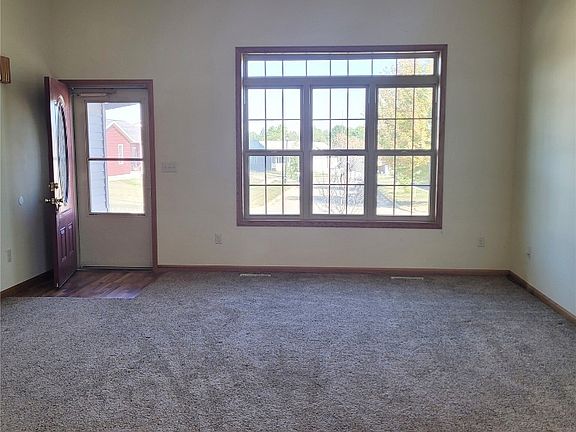 3rd image of 250 Grant Avenue Cir
