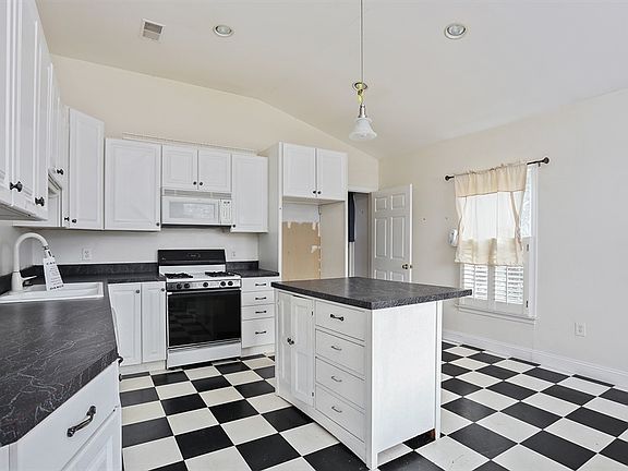 5th image of 20370 Plainfield St
