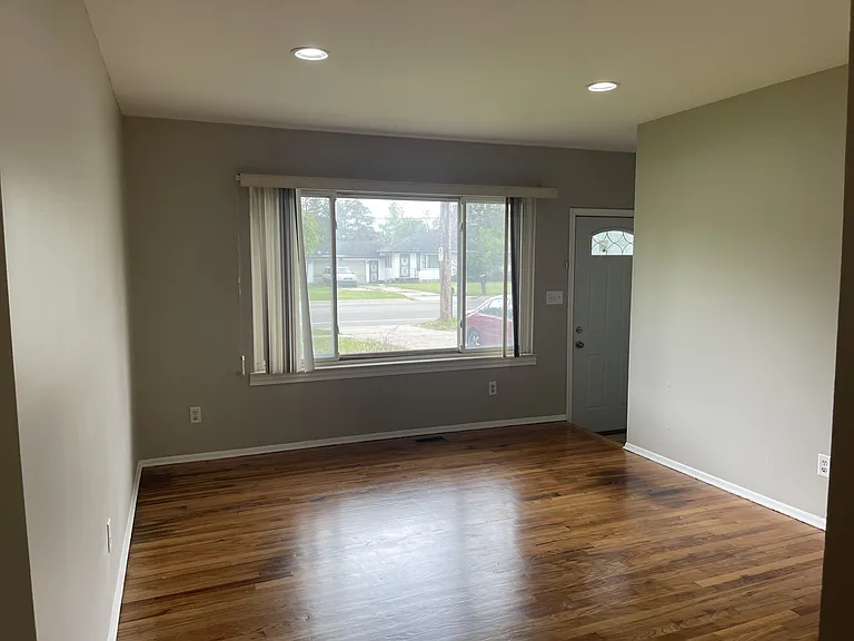 3318 W Jolly Rd — Photo 9