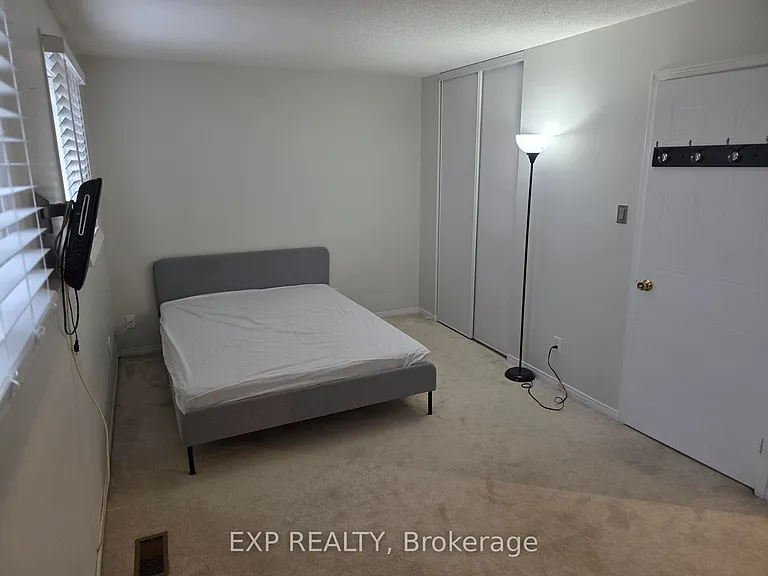 1296 Valerie Cres W — Photo 13