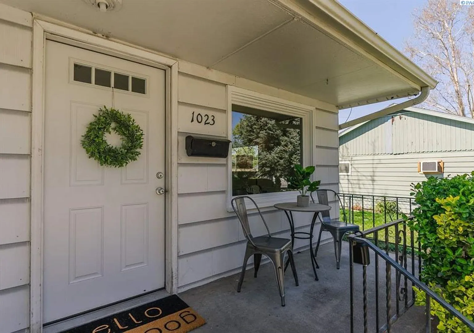 Adorable Three Bedroom Home in Richland! Fully fenced backyard! — Photo 4