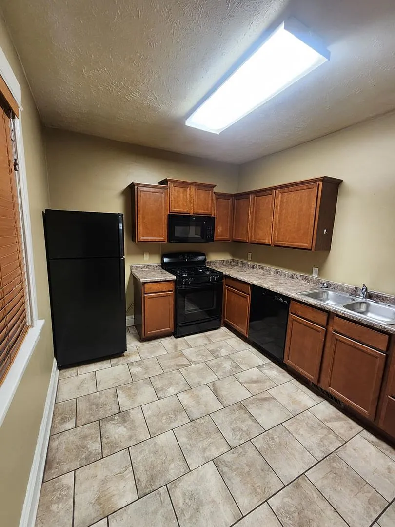 Three Bedroom Villa in Downtown Omaha! — Photo 1