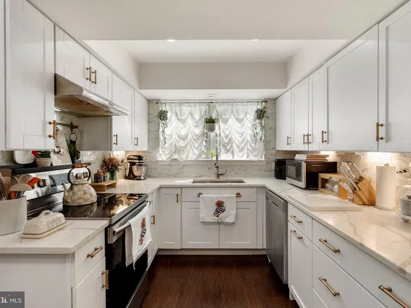 12003 Golf Ridge Ct APT 202, Fairfax, VA 22033